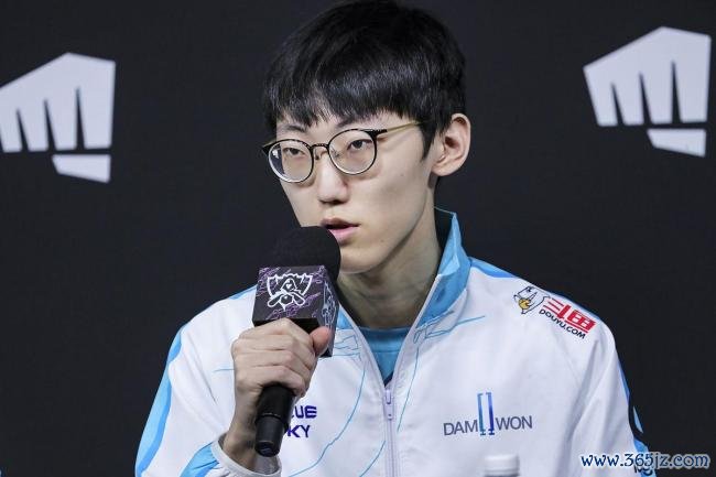 Faker情状拉满 五冠王的转型阵痛